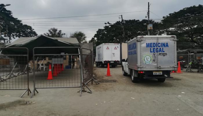 Llegaron equipos especializados de la Policía y una ambulancia de Medicina Legal.