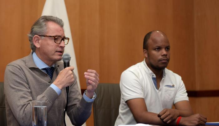 Anuncio. El secretario de la Senescyt. Agustín Albán (i), garantizó el normal funcionamiento de las universidades.