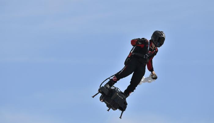 “Hombre volador” francés cruza Canal de la Marcha en aerodeslizador