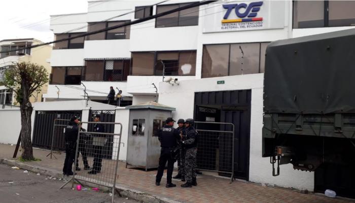 En las afueras de la institución hay personal de la policía para resguardar la seguridad.