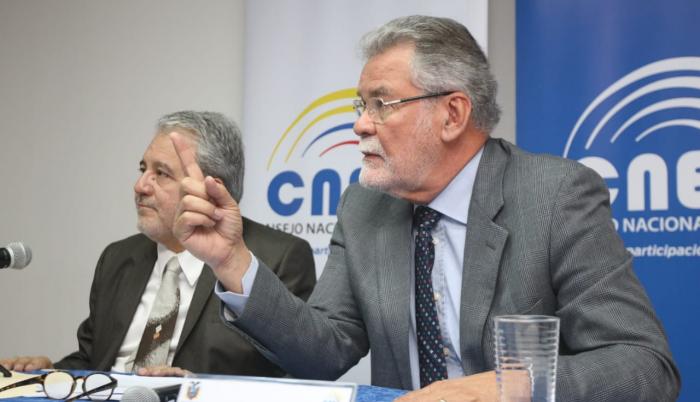 El vocal Verdesoto (i) afirmó que el 66% de los casos encontrados, los ingresos no justifican los aportes hechos a la organización política y campañas 2013.