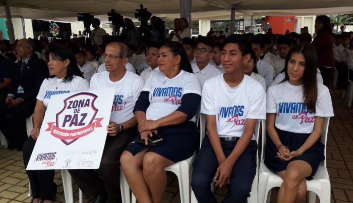 Maestro, estudiantes y padres de familia participan en el programa.