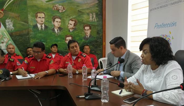 La titular del Sngre, Alexandra Ocles dialogó con los bomberos del norte de Manabí.