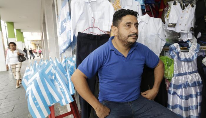 El comercio. Una veintena de negocios de atuendos y productos con los colores celeste y blanco han registrado un bajón en las ventas. Mauricio Rosemberg se siente perjudicado.
