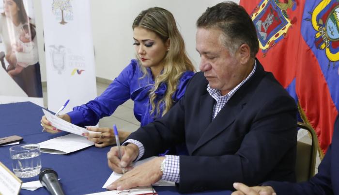 Nathaly Mayorga, del Ministerio, firma junto a Gustavo Ruiz, de la Capeipi.