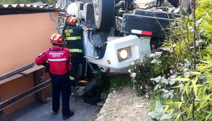 El vehículo quedó volcado dentro de una vivienda en Nayón.