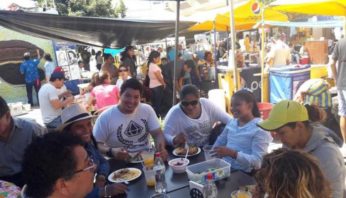 Locales y extranjeros disfrutan de los platos típicos que se sirven en el lugar.