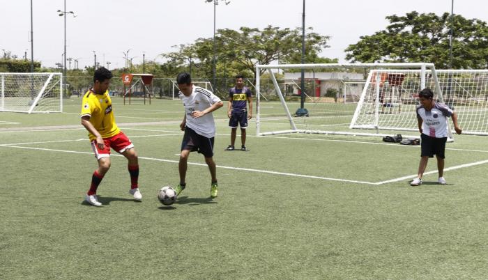 Distracción. Un grupo de jóvenes acudió a las canchas de Parque Samanes. Poco público visitó ayer las instalaciones deportivas.