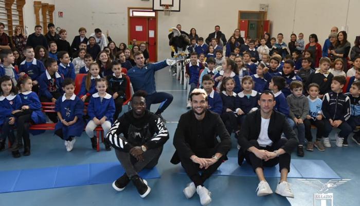 Felipe Caicedo (i) durante la visita a la escuela de Mentana (Italia).