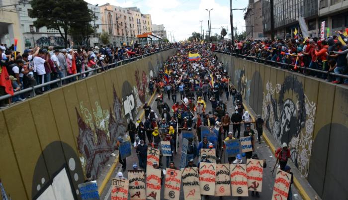 Manifestantes indígenas protestan en Quito.
