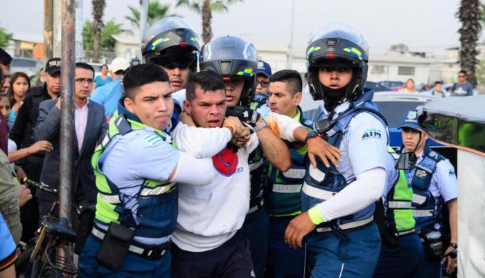 Hubo conflictos durante un operativo en el que se retuvo 39 tricimotos.