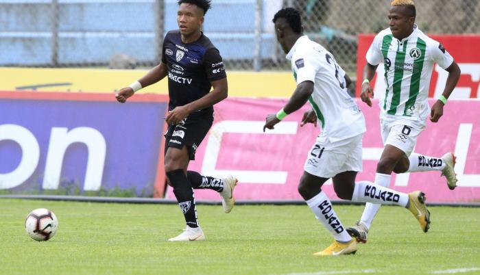 Bryan Hernández (d) fue titular como lateral derecho en el América durante su participación en la LigaPro.