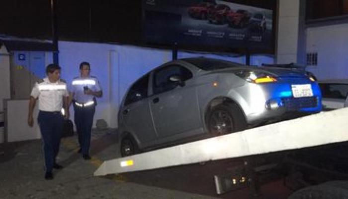 El ataque fue grabado. Una oreja del agente se desprendió por la agresión del conductor.