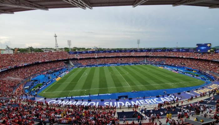 El estadio luce lleno de espectadores a pocos minutos de empezar el partido entre Colón de Santa Fe e Independiente del Valle.