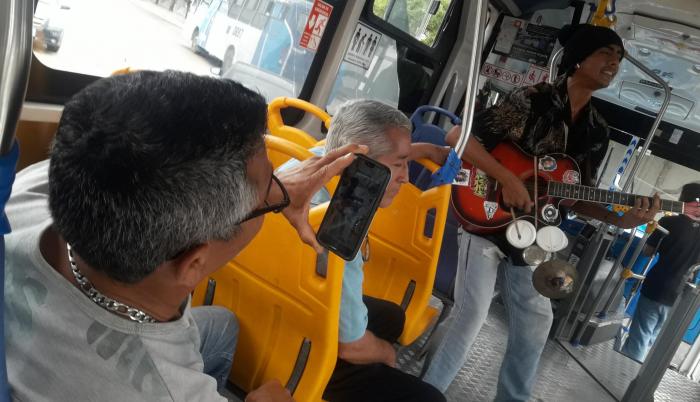Los buses son su escenario y el público lo graba en video y le toma fotos.