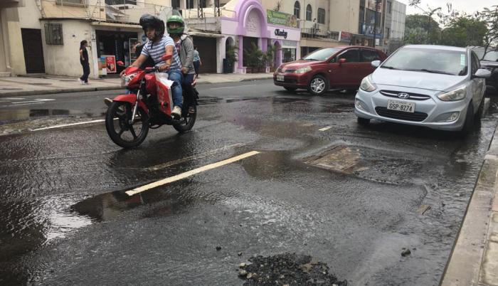 En la calle Tungurahua, entre las avenidas 9 de Octubre y Hurtado, una fuga de agua causa molestias en el sector hace casi un mes.