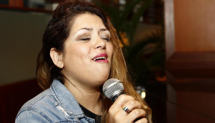 La cantante tiene una deficiencia auditiva