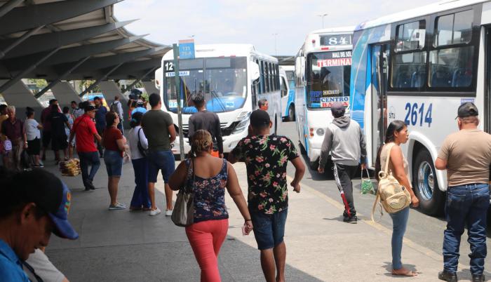 Pese a la derogatoria del decreto 883, algunas unidades de transporte siguen cobrando un incremento de 10 centavos en el pasaje.