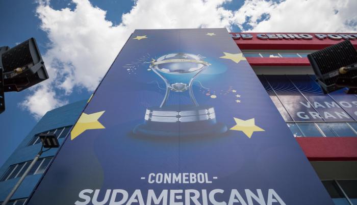 La decoración afuera del estadio también fue instalada.