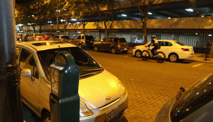 Atención. Agentes en bicicleta de Parqueo Positivo recorren los parqueos públicos para asistir a los visitantes con el uso de los parquímetros.