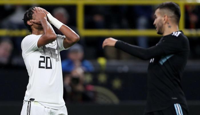 Serge Gnabry (i) de Alemania reacciona durante el partido amistoso de fútbol entre Alemania y Argentina en Dortmund.