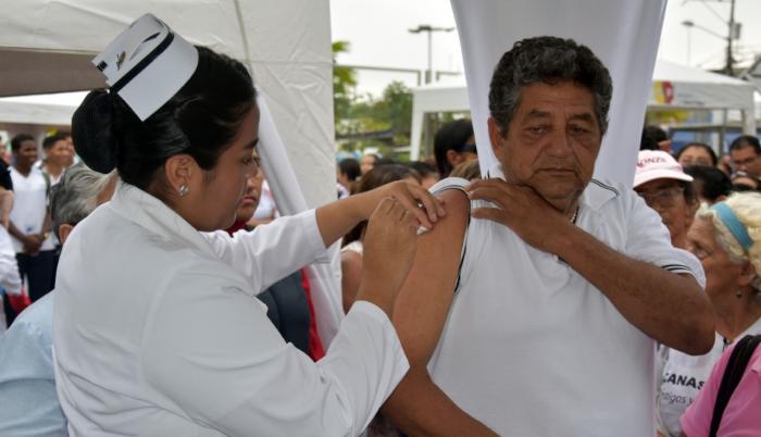 Adultos mayores recibieron sus vacunas durante el evento.