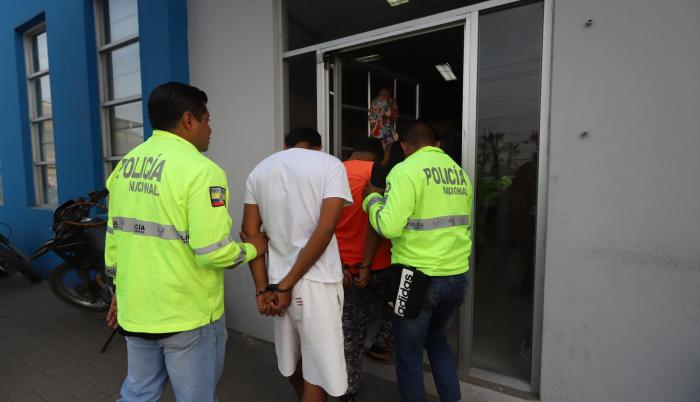 Uno de los detenidos tiene antecedentes penales por robo y tenencia de drogas.