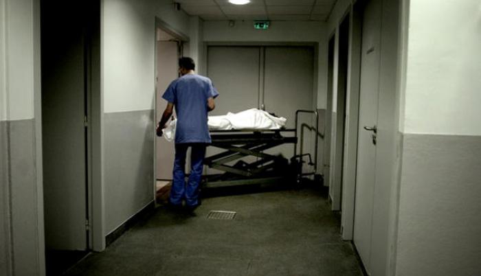 El doctor no encontró signos vitales en la paciente y elaboró el acta de defunción.
