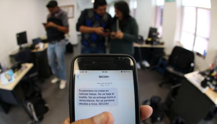 Mensajes. Desde la madrugada de ayer, el Gobierno envía mensajes de texto con desmentidos oficiales.