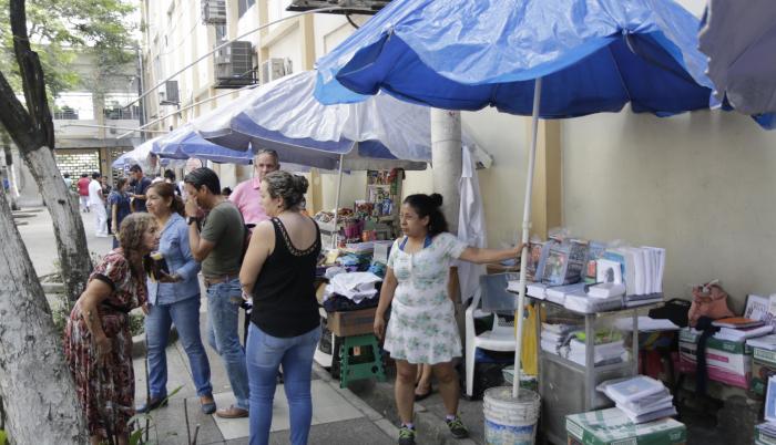 Vendedores. Hay 72 comerciantes agrupados en una asociación y dicen estar al día en el pago de arriendo.