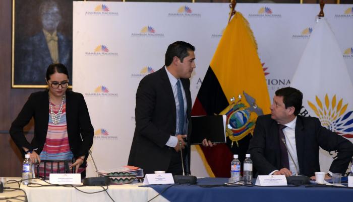 Comparecencia. El ministro Richard Martínez llegó con media hora de retraso y ocupó su lugar junto al presidente de