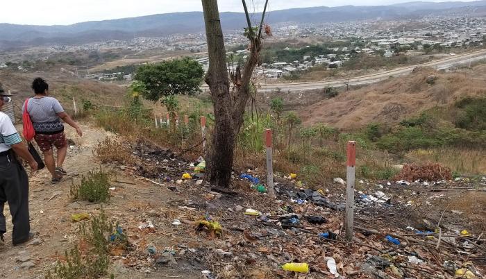 El recolector no avanza hasta las zonas más altas. Los canales naturales se encuentran llenos de basura.