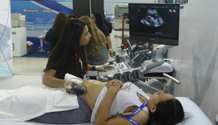 Feria. En la feria hubo más de 100 stands de empresas que ofrecían productos y demostraciones para los asistentes al congreso y público global.