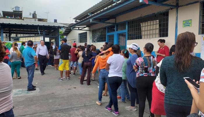 Largas filas para cumplir con el deber del voto en el suburbio de Guayaquil