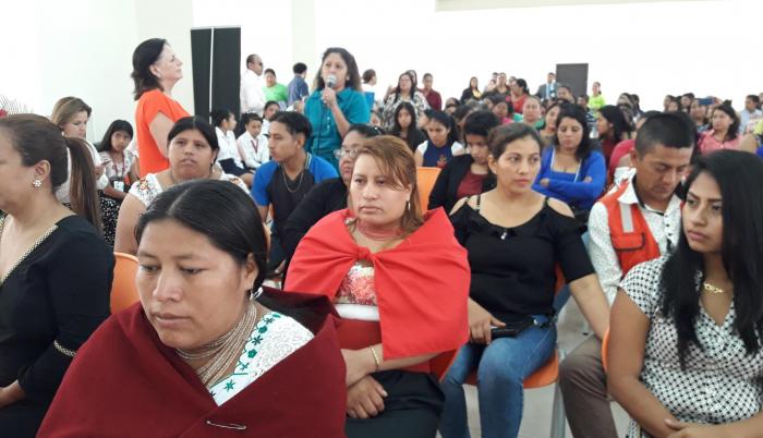 La Ministra de Educación escuchó los pedidos de padres de familia de la Unidad Educativa Rumiñahui.