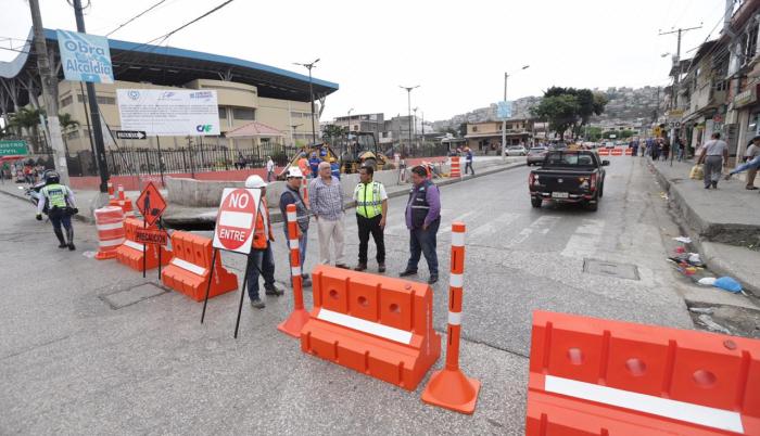 Agentes de la Comisión de Tránsito controlan el tránsito en el área.