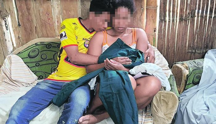 Drama. Gloria y el mayor de su hijos sostienen en sus manos el uniforme de Gabriel, quien falleció trágicamente.