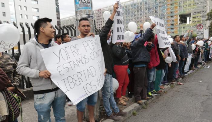 Simpatizantes de Poma llegaron desde Sucumbíos hasta los exteriores de la Corte Nacional de Justicia, ubicada en Unión Nacional de Periodistas y Amazonas, en Quito.