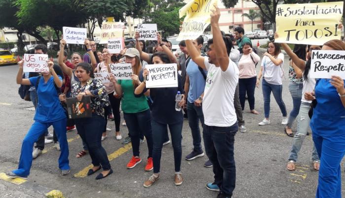 Con pancartas exigieron a las autoridades universitarias una solución al inconveniente.