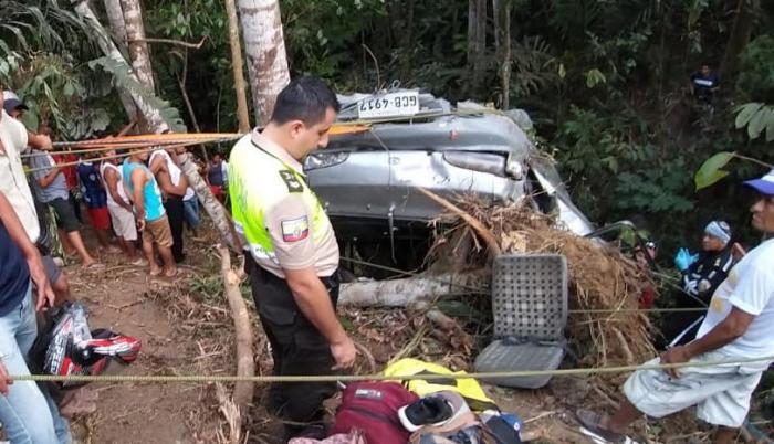 El vehículo se precipitó 70 metros hacia un abismo cercano, con aproximadamente 16 personas, todos miembros de una familia.