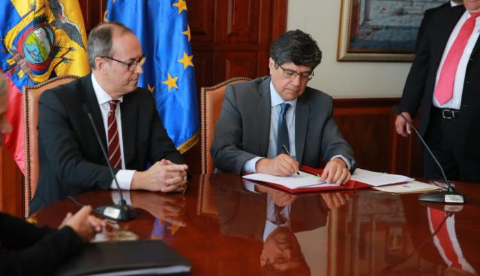 El Canciller José y el jefe para América Latina de Desarrollo y Cooperación Internacional de la Unión Europea, Jorge de la Caballería, firman convenios de cooperación.