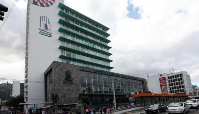 En el país, los empleados privados y públicos aportan con el 20,60 % al IESS.