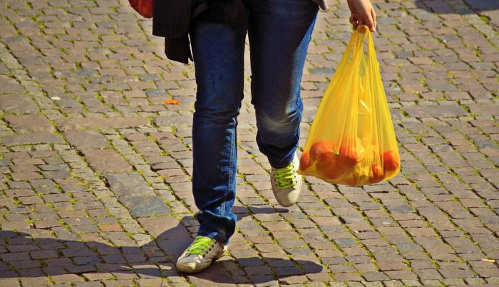 Referencial. Las tiendas barriales no pagarán el impuesto de 10 centavos.