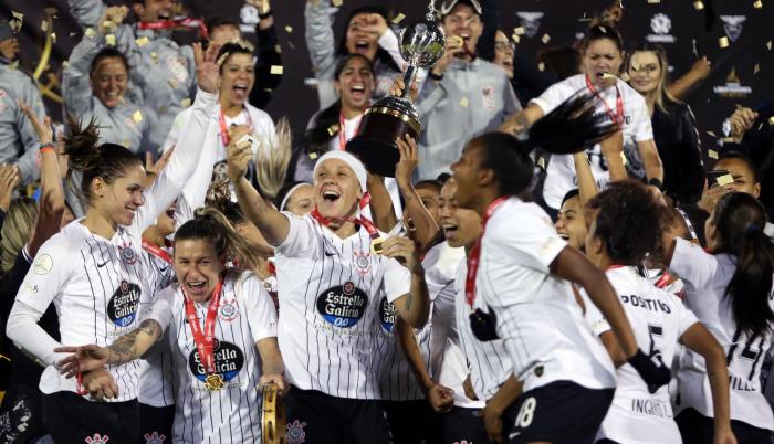 Jugadoras del Corinthians celebran la victoria en la Copa Libertadores femenina.