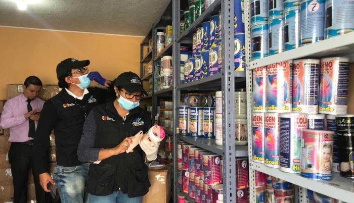 Personal de Arca decomisó miles de medicamentos en Riobamba.