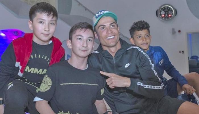 Cristiano Ronaldo y el pequeño Ali Turganbekov, sacan lágrimas a millones.
