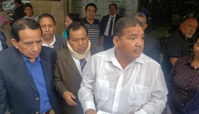 Alonso López entrega la denuncia para que se investigue a policías.
