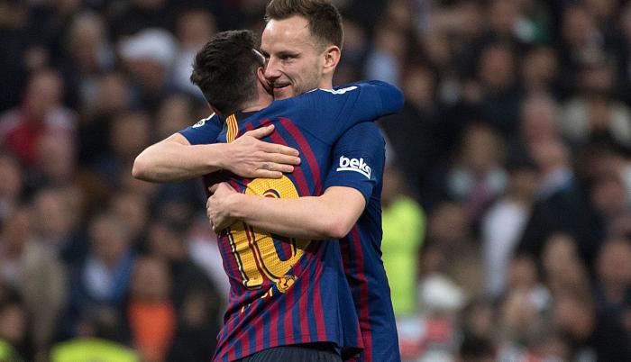 Iván Rakitic, autor del único tanto del cotejo, celebra con Lionel Messi.
