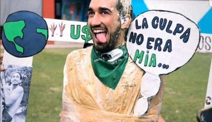 El hecho generó disgustos entre usuarios y organizaciones feministas.