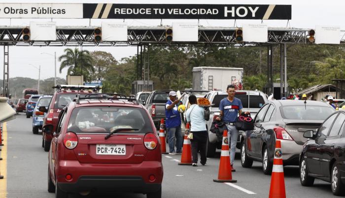 En el km 12,5 de la vía a la costa permanecen 10 uniformados de Transporte Público y de Operaciones.